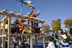 上棟式での餅まきの様子