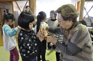 交流会でのあやとりの様子