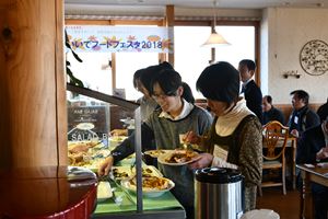 飯豊のおいしいものの試食を行う参加者