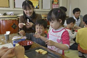 親子でお菓子作りを楽しむ様子